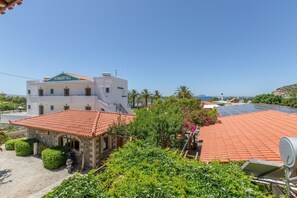 Un hôtel doté d’une réception, d’un toit-terrasse équipé de panneaux solaires et offrant une vue sur la mer.