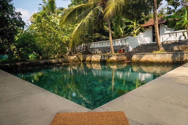 Bar en milieu de piscine
