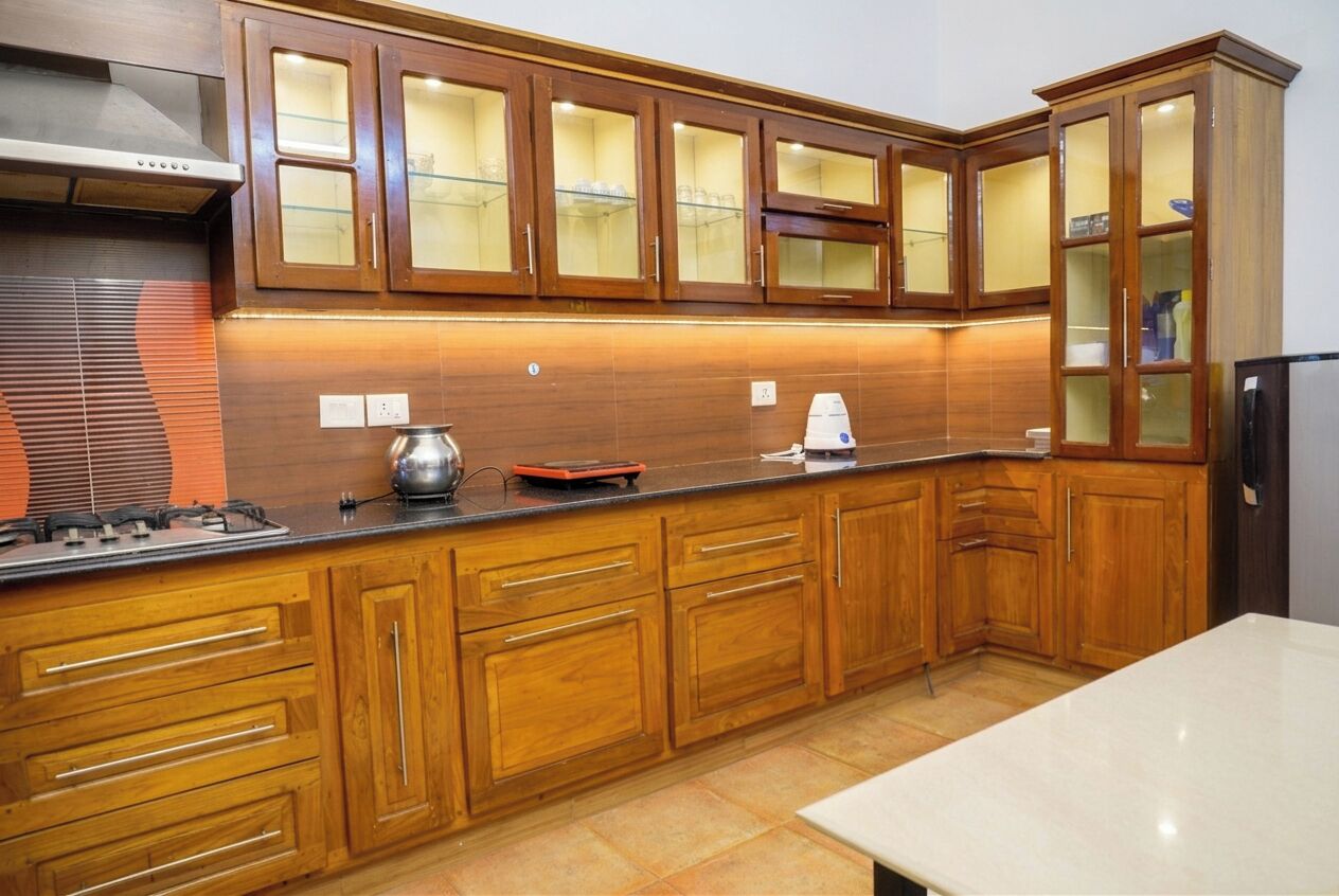 Una cocina con armarios de madera, estufa a gas y encimera.