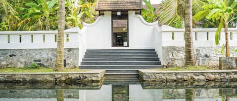 Swim-up bar