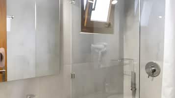 Suihku, hiustenkuivaaja, pyyhkeet