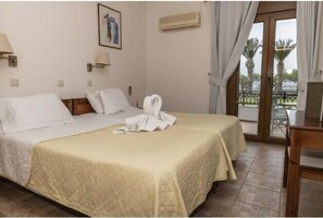 Room - One Bedroom Beachfront Apartment with Sea View in Agia Galini (Agia Galini)