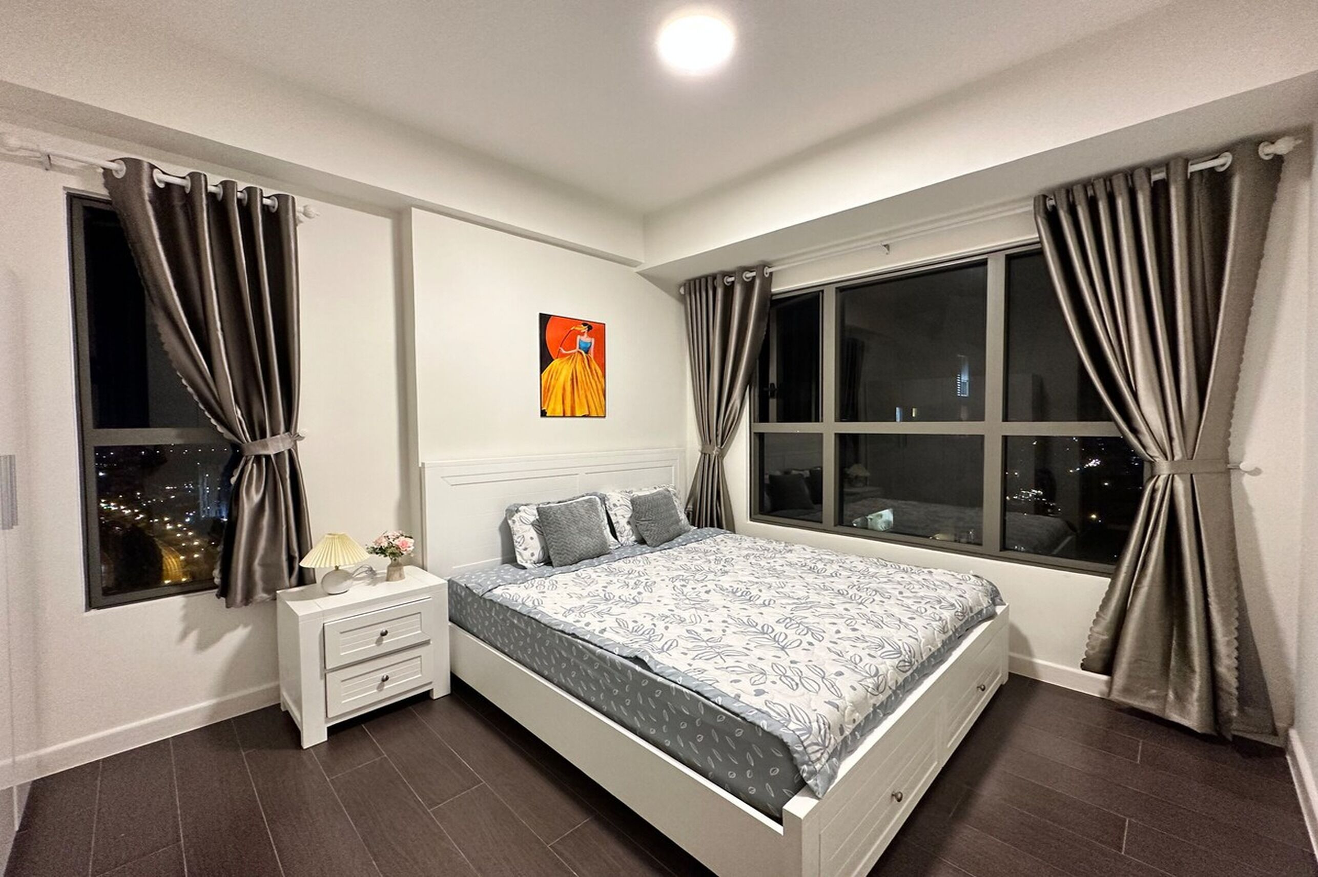 Apartamento, 3 quartos, sacada, vista para a cidade | Escrivaninha, cortinas blackout, quartos à prova de som
