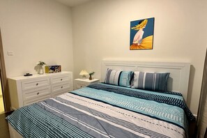 Apartamento, 3 quartos, sacada, vista para a cidade | Escrivaninha, cortinas blackout, quartos à prova de som