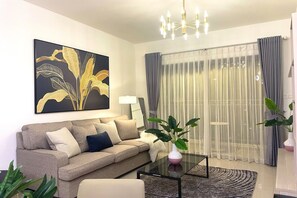Apartamento, 3 quartos, sacada, vista para a cidade | Área de estar