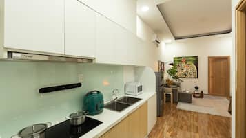 Superior Apartment, 1 Bedroom, Balcony, Garden View | Private kitchen | Fridge, microwave, stovetop, cookware/dishes/utensils