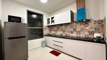 Apartment, 3 Bedrooms, Balcony, City View | Dapur peribadi | Peti sejuk, ketuhar gelombang mikro, dapur