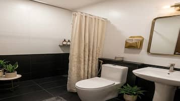 Studio supérieur, 1 grand lit, salle de bain privée | Salle de bain | Douche, séchoir à cheveux, pantoufles, serviettes fournies