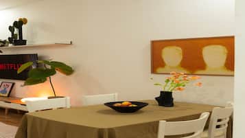 Superior Apartment, 1 Bedroom, Balcony, Garden View | Tempat makan