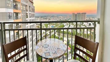 Apartment, 3 Bedrooms, Balcony, City View | Outdoor dining