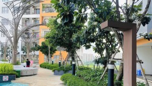 Un camino que lleva a una zona de piscina con vista a un edificio residencial.