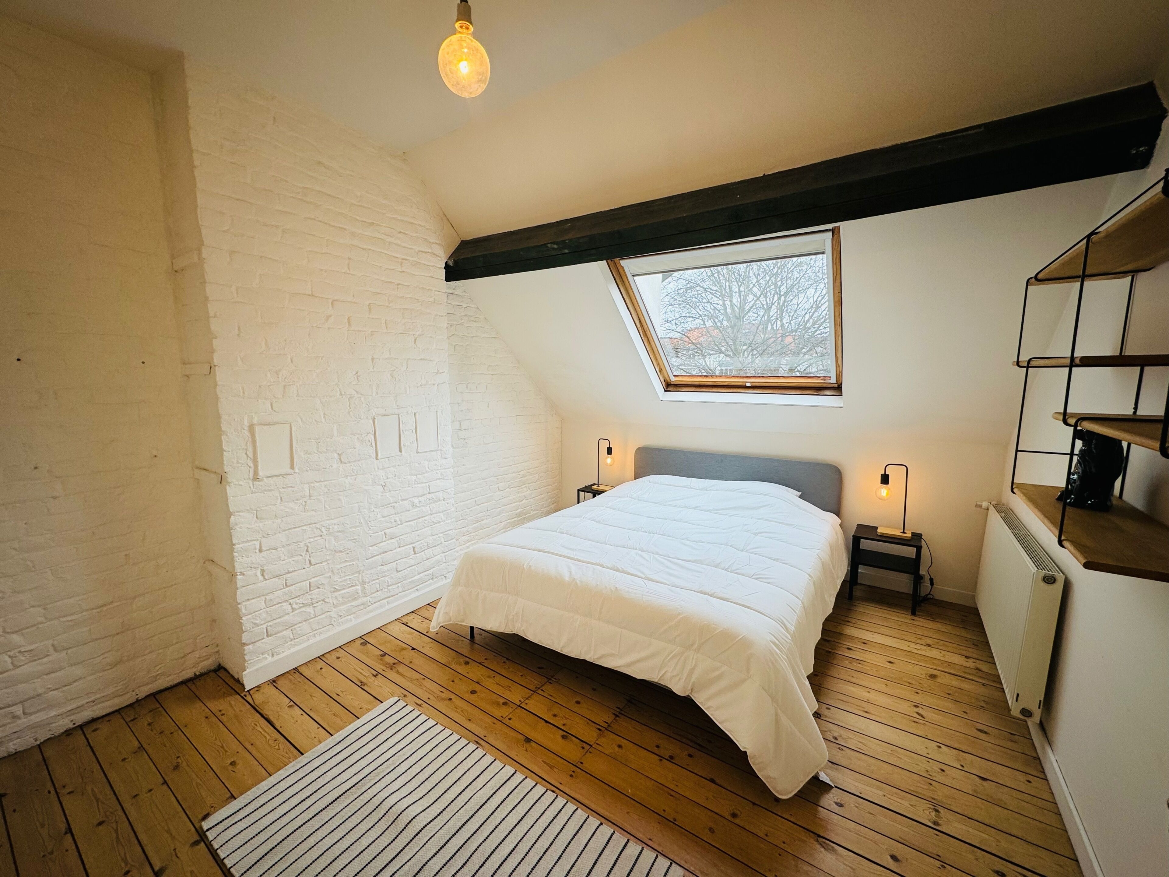 3 slaapkamers, een strijkplank/strijkijzer, gratis wifi, beddengoed