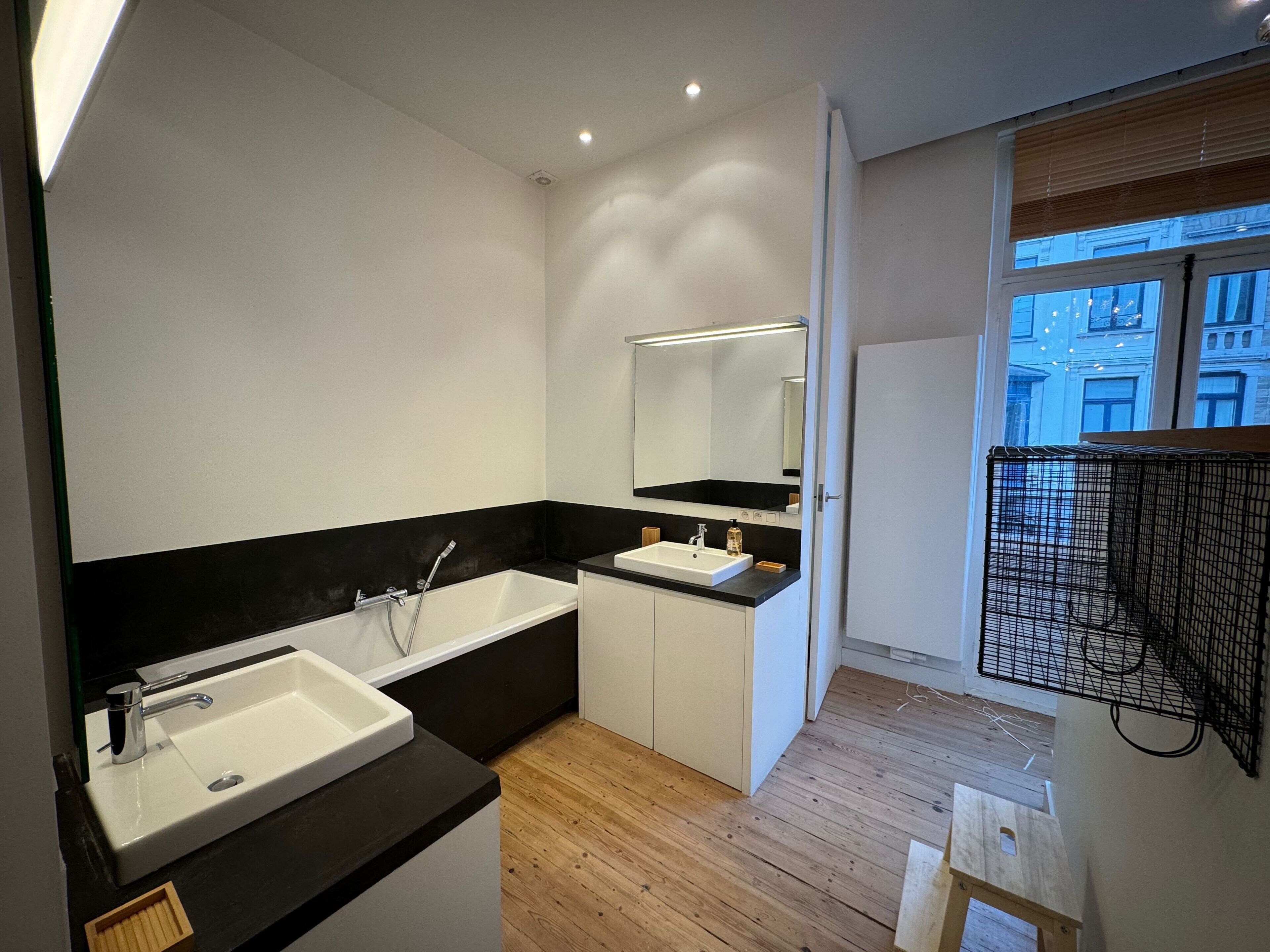 Een douche, een haardroger, handdoeken, toiletpapier
