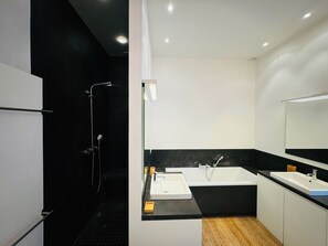 Dusche, Haartrockner, Handtücher, Toilettenpapier