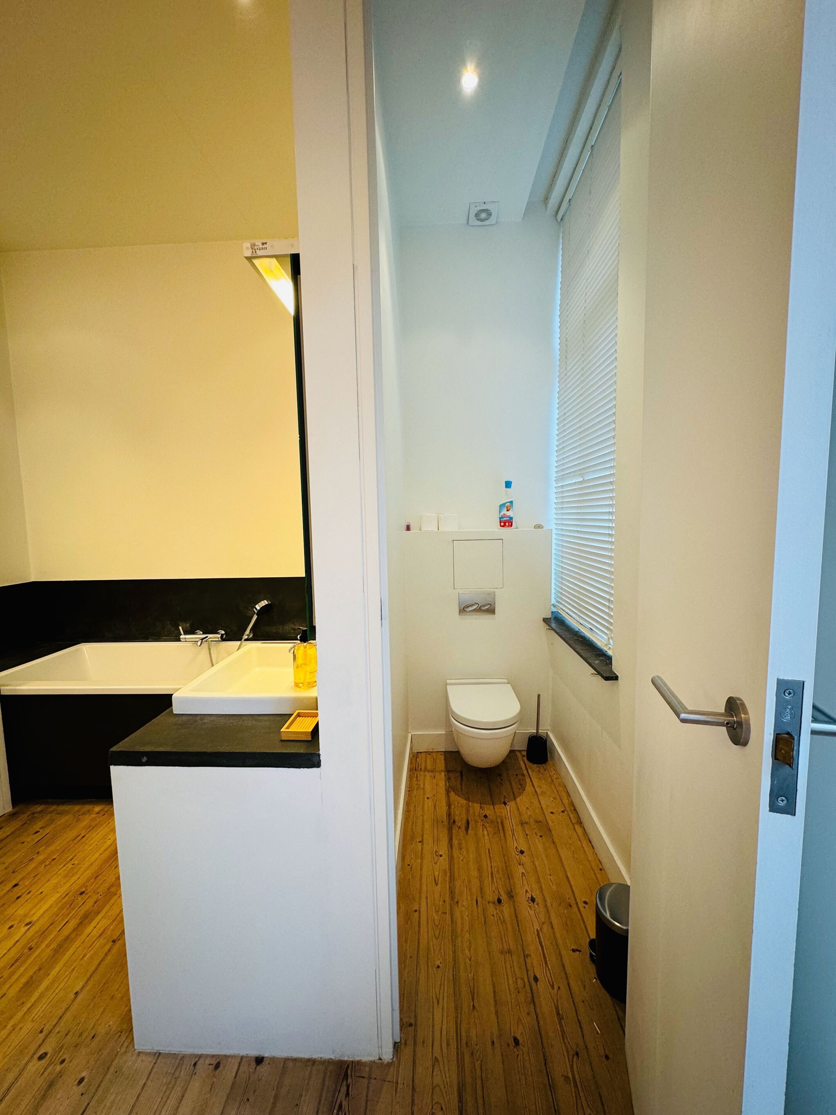 Une salle de bain avec une baignoire, des toilettes et un lavabo.