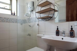 Shower, towels, soap, toilet paper - ORAK - Quiet Living 1BR by Safari Park and USIU (Nairobi)