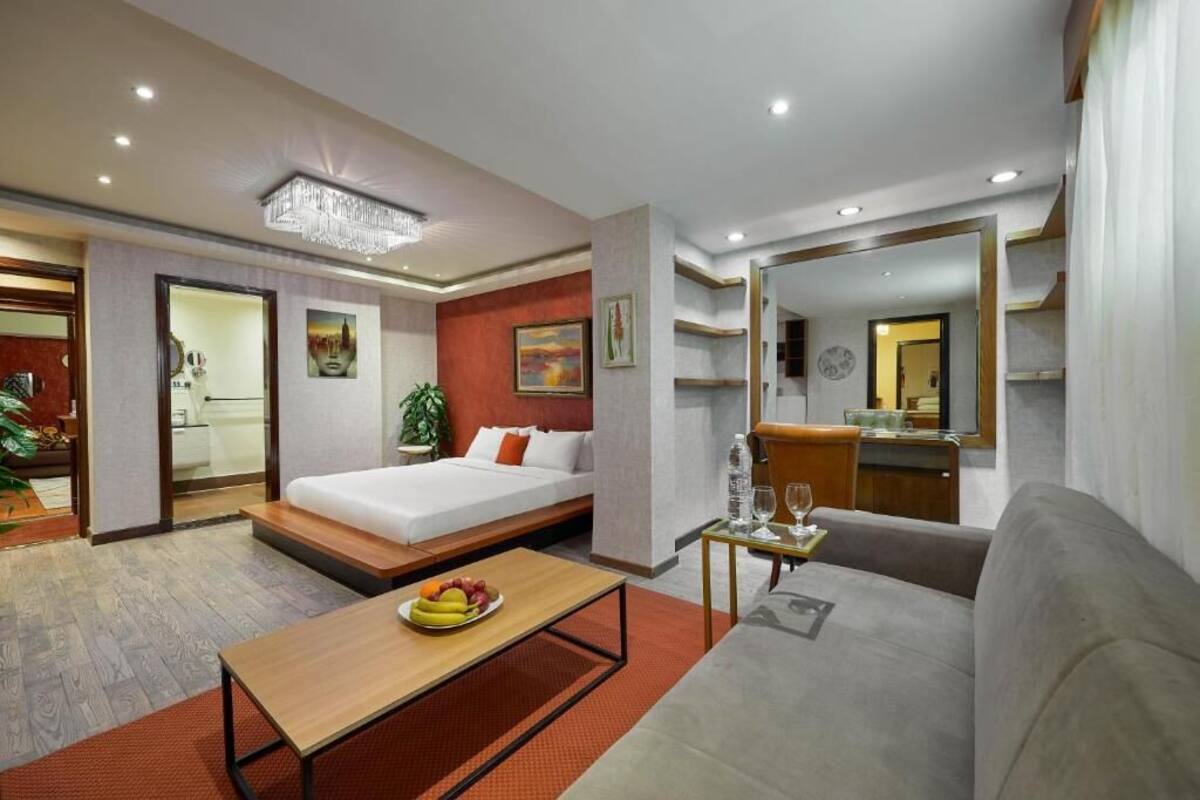 Quarto quádruplo família, vista para a cidade | Cofres nos quartos, cortinas blackout, Wi-Fi de cortesia