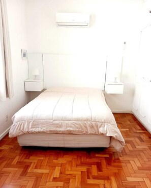 Iron/ironing board, Internet, bed sheets - View in the Heart of Rio (Rio de Janeiro)
