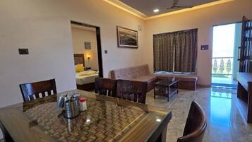 Deluxe Double Room, Patio, Mountain View | Dining