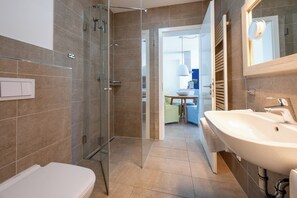 Shower, hair dryer - Bright apartment in Karlshagen on Usedom with covered terrace, close to the beach (Karlshagen)