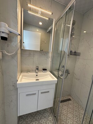 Chambre Triple Standard | Salle de bain | Douche, sèche-cheveux, serviettes fournies, savon