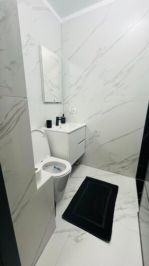 Dusche, Haartrockner, Handtücher, Seife