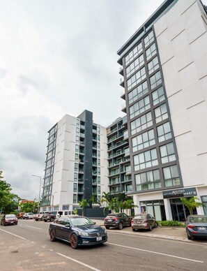 Exterior - Toucan Loft-Beautiful 1-bedroom apartment in Roman Ridge (Accra)