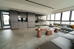 Smart TV, books - Toucan Loft-Beautiful 1-bedroom apartment in Roman Ridge (Accra)