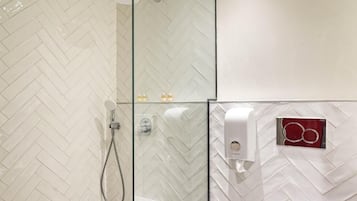 Suite Studio Supérieure, balcon | Salle de bain | Chaussons