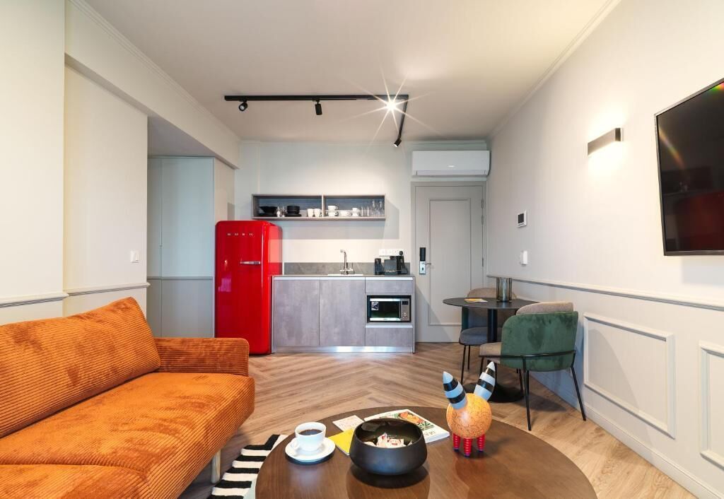 Una sala de estar moderna con un sofá, una mesa de centro y una escultura decorativa de un pájaro.