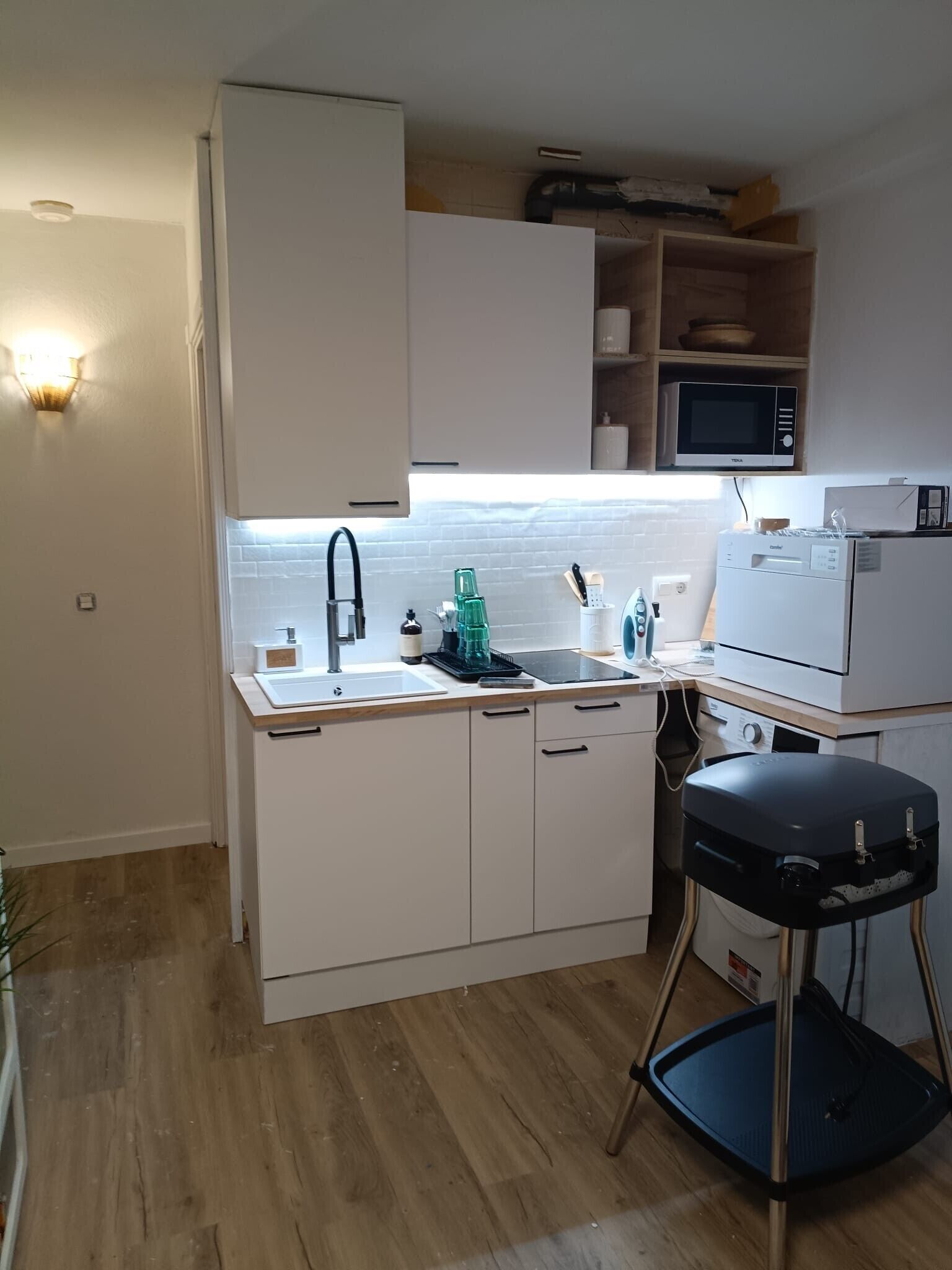 Frigorífico, microondas, placa de cocina y lavavajillas