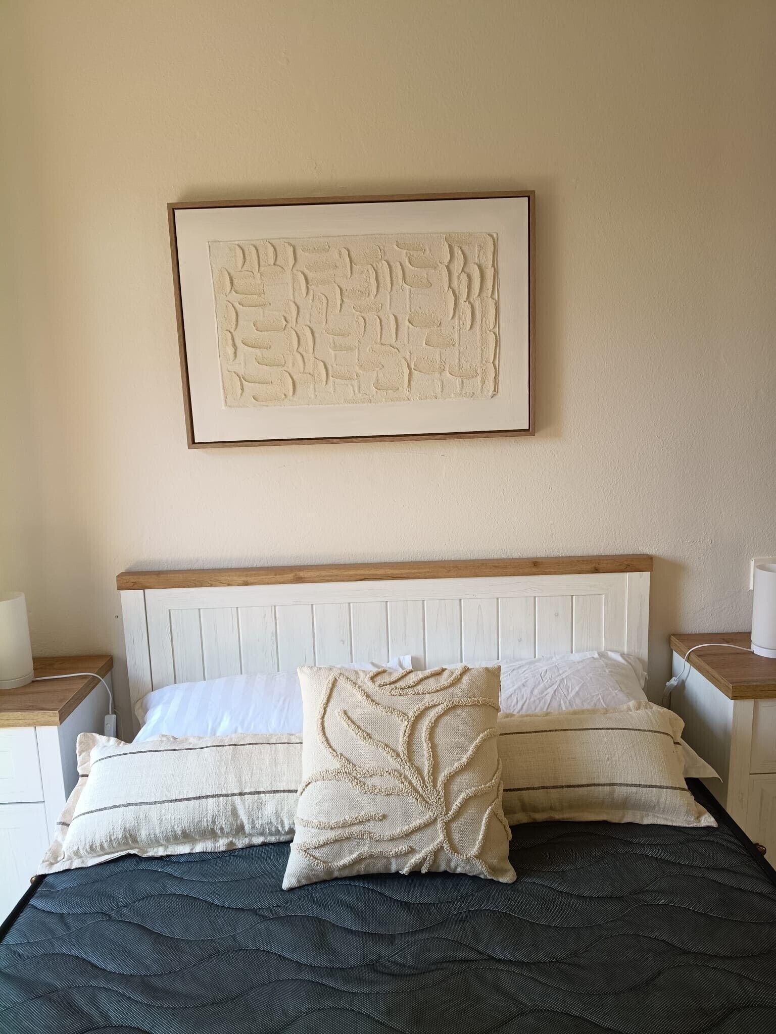 Tabla de planchar con plancha y ropa de cama