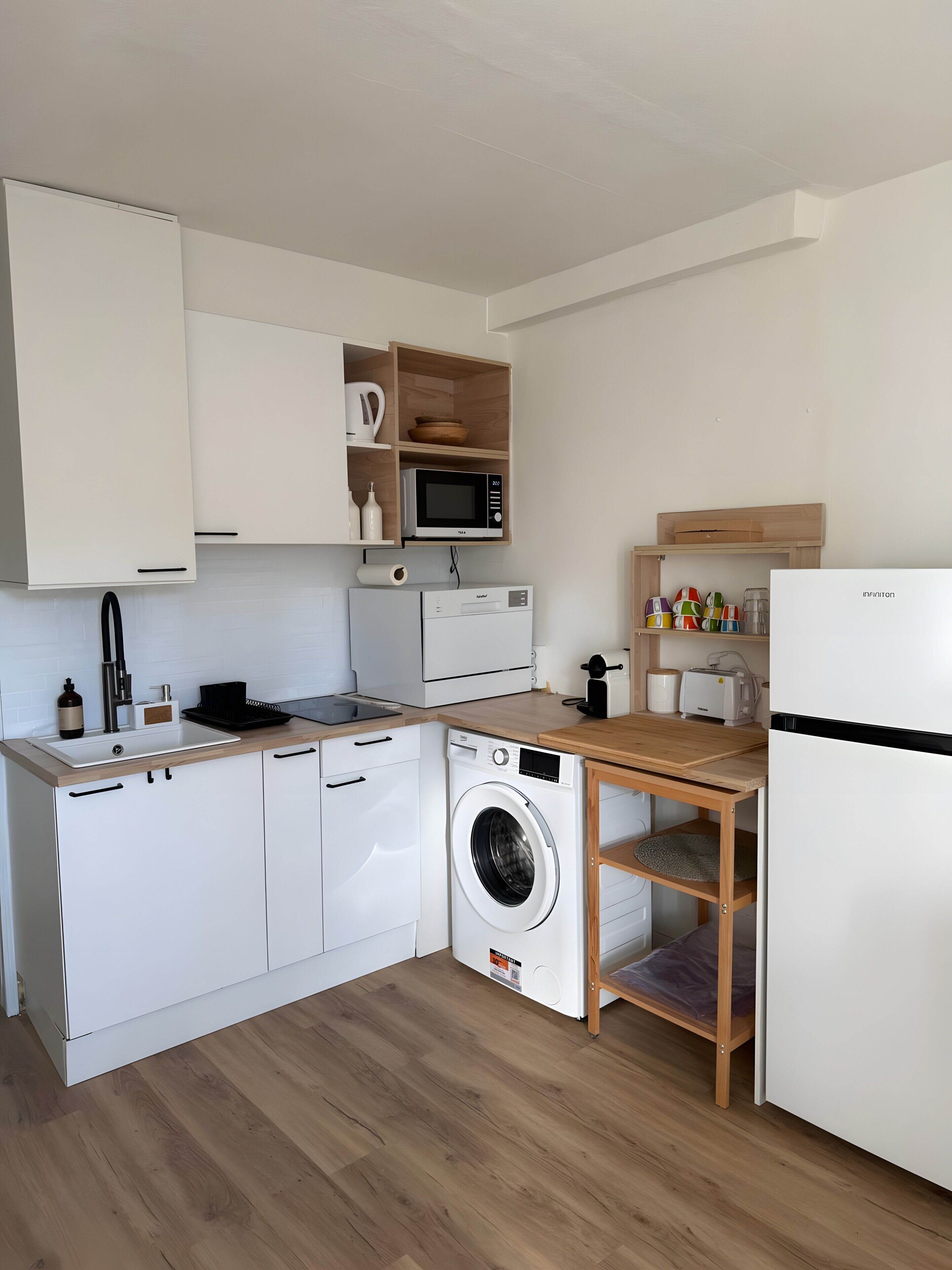 Réfrigérateur, micro-ondes, plaque de cuisson, lave-vaisselle