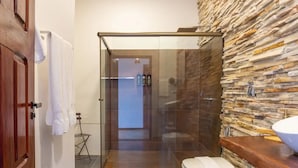 Phòng tắm | Đồ dùng nhà tắm được thiết kế riêng, máy sấy tóc, áo choàng tắm 