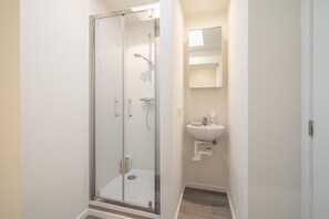 Apartment | Bathroom - Spacious Riverside Apartment (Antwerp)