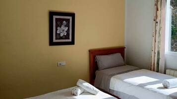 Iron/ironing board, WiFi, bed sheets