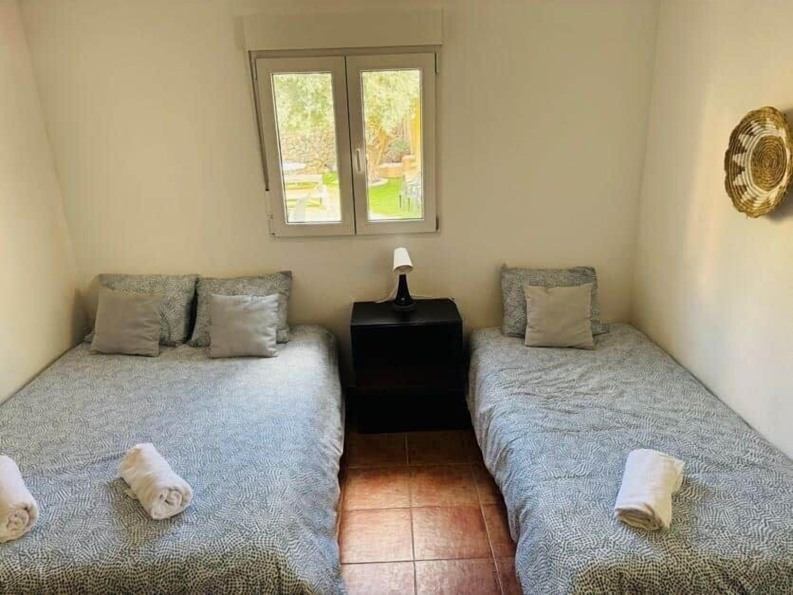6 bedrooms, iron/ironing board, WiFi, bed sheets
