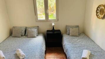 6 bedrooms, iron/ironing board, WiFi, bed sheets