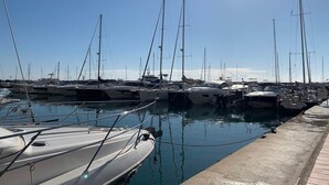 Un port de plaisance où sont amarrés de nombreux bateaux.