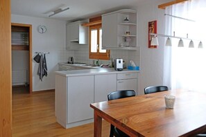 Studio Basic - utsikt mot trädgården | Eget kök