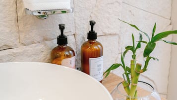 Suíte luxo | Banheiro | Toalhas de banho, sabonete, shampoo, papel higiênico