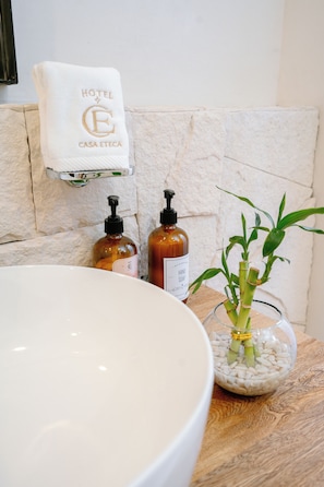 Deluxe-Suite | Badezimmer | Handtücher, Seife, Shampoo, Toilettenpapier