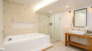 Un bagno moderno con una vasca da bagno freestanding, una doccia con pareti in vetro e un mobile bagno in legno con lavello.