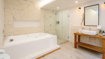 Suite – deluxe | Bad | Håndklær, såpe, sjampo og toalettpapir