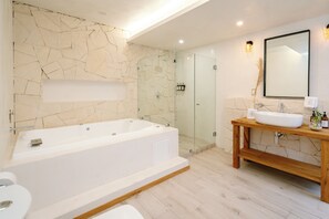 Deluxe-Suite | Badezimmer | Handtücher, Seife, Shampoo, Toilettenpapier