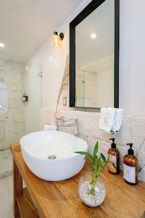 Deluxe Room | Bathroom