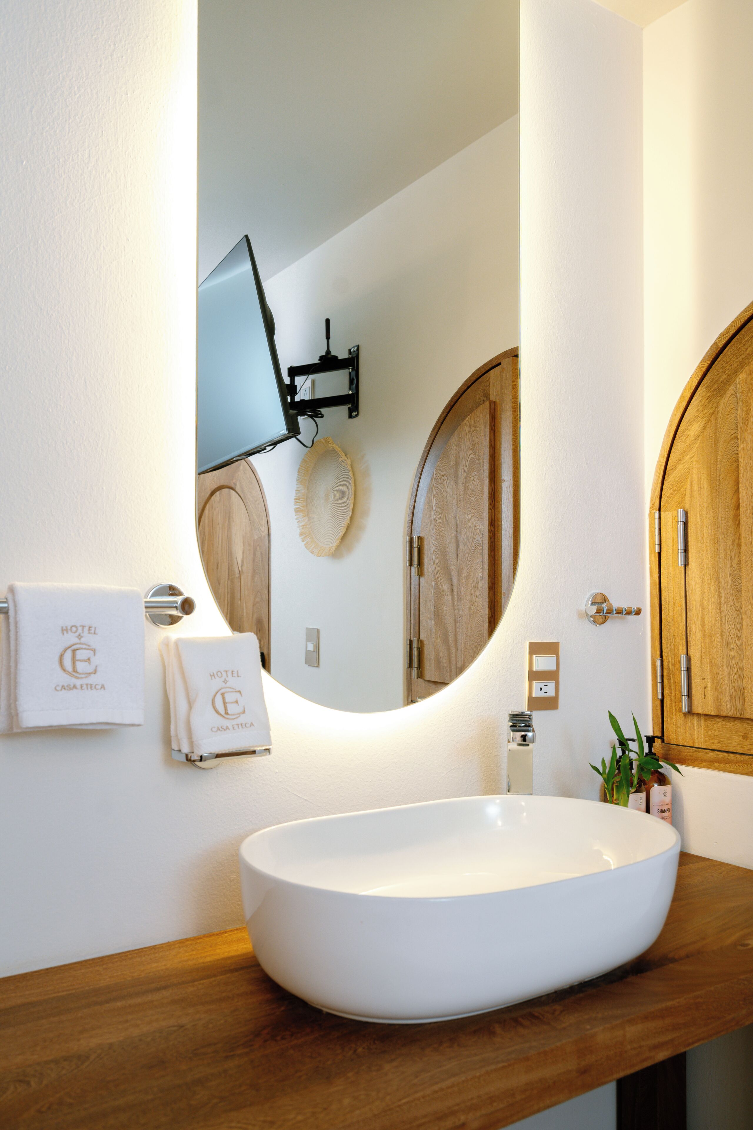 Classic Room | Bathroom | Towels, soap, shampoo, toilet paper