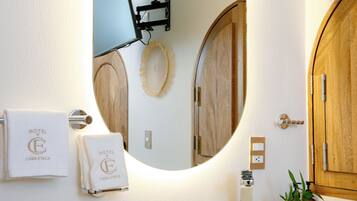 Classic Room | Bathroom | Towels, soap, shampoo, toilet paper