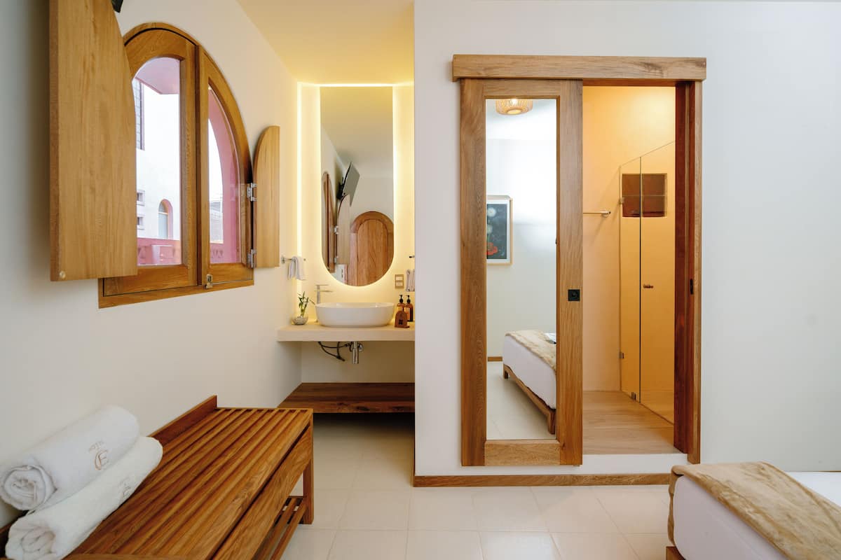 Towels, soap, shampoo, toilet paper