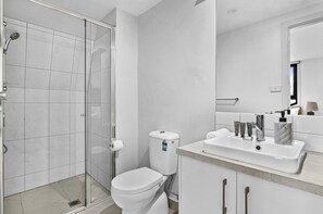 Apartment | Bathroom - Comfortable 2 Bed Stay With Parking (Melbourne)
